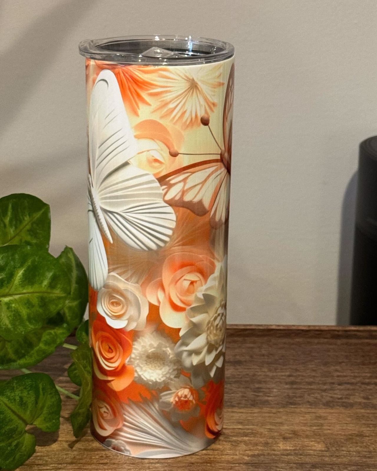 Tumbler – Enchanting flowers and delicate butterflies.